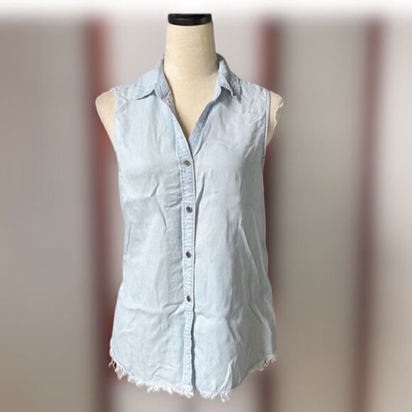 3/$20 Beachlunchlounge Collection Light Wash Button Down (Size: Medium) - Picture 1 of 9